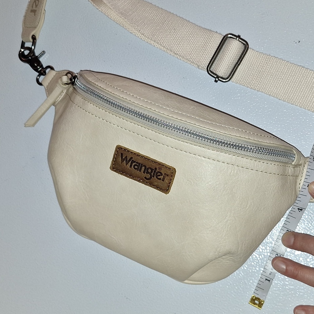 Wrangler Retro Fanny Pack Belt Bag Bum Bag Vanilla White - Picture 4 of 10